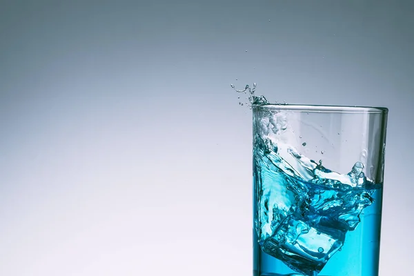 Wasserspritzer Mit Blase Gläsern Hintergrund — Stockfoto