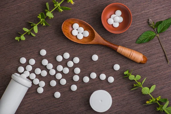 Pílulas Medicinais Base Plantas Brancas Comprimidos Mesa Madeira Vista Superior — Fotografia de Stock