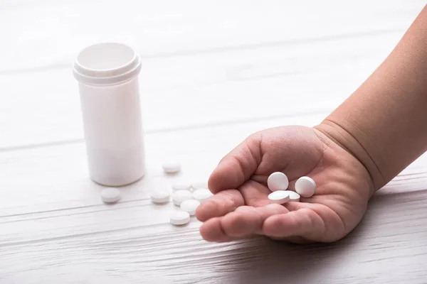 Barnhand Med Vita Medicinska Piller Trä Bakgrund Behandling Barn — Stockfoto