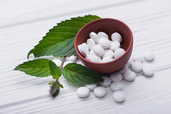 Medicamentos Pílulas Ervas Com Folha Mesa Branca Terapia Orgânica Alternativa — Fotografia de Stock