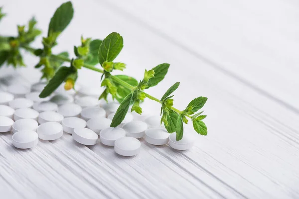 Medicamentos Pílulas Ervas Com Folha Mesa Branca Terapia Orgânica Alternativa — Fotografia de Stock