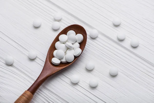 Pílulas Médicas Brancas Colher Madeira Medicina Fundo — Fotografia de Stock