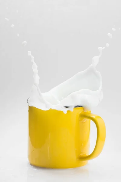 Gele Beker Met Verse Melk Witte Achtergrond Spatborrel — Stockfoto