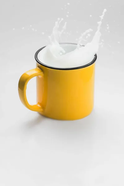 Gelbe Tasse Mit Frischer Milch Auf Weißem Hintergrund — Stockfoto