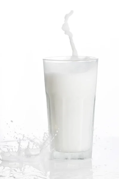 Всплеск Свежего Молока Стекле Белом Фоне — стоковое фото
