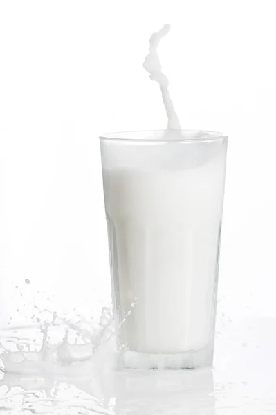 Splash Van Verse Melk Glas Geïsoleerd Witte Achtergrond — Stockfoto