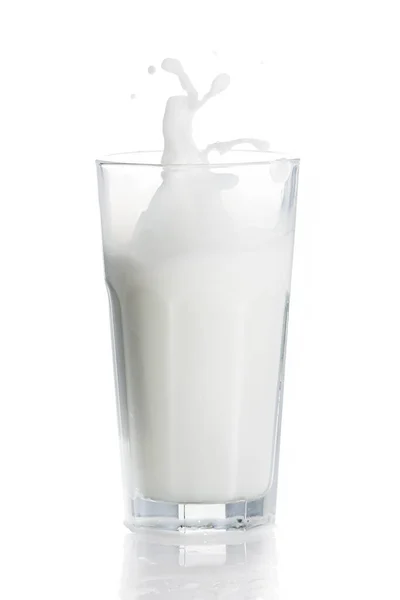 白底玻璃杯中的鲜牛奶飞溅 — 图库照片