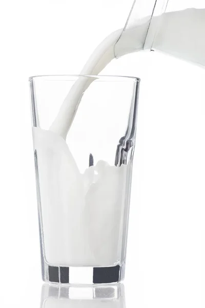 Leche Fresca Vertida Vaso Aislado Sobre Fondo Blanco — Foto de Stock