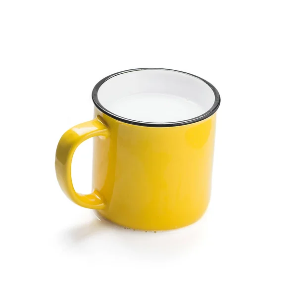 Желтая Чашка Свежим Молоком Белом Фоне — стоковое фото