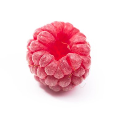 Beyaz arkaplanda izole edilmiş taze kırmızı ahududu.