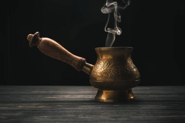 Tahta masada sıcak Türk kahve demliği. aroma içeceği