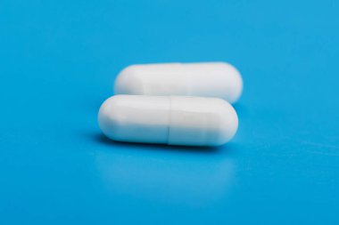 Mavi arka planda sarı tıbbi haplar. tıp konsepti