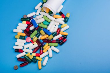 Mavi arka planda ilaç ve haplar