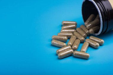 Mavi arka planda bitkisel haplar. Kötü takviye