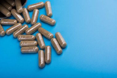 Mavi arka planda bitkisel haplar. Kötü takviye