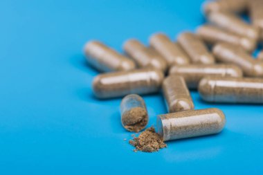 Mavi arka planda bitkisel haplar. Kötü takviye