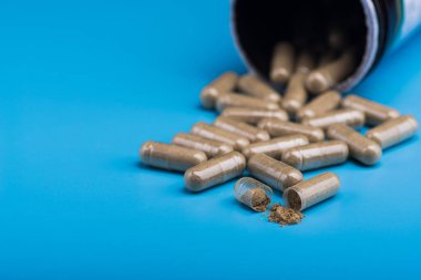 Mavi arka planda bitkisel haplar. Kötü takviye