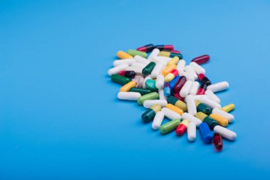 Mavi arka planda sarı tıbbi haplar. tıp konsepti