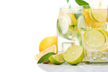 Beyaz arka planda meyveli limon suyu bardağı. Serinletici içecek.