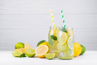 Limonlu, limonlu ve nane aromalı lezzetli limonata.