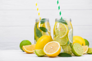 Limonlu, limonlu ve nane aromalı lezzetli limonata.