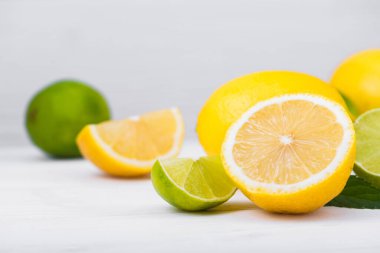 Beyaz ahşap masada taze limon meyvesi