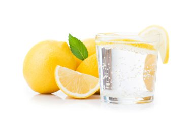 Beyaz arka planda izole edilmiş cam içinde taze limon suyu. Serinletici içecek.