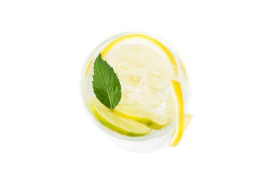 Beyaz arka planda izole edilmiş cam içinde taze limon suyu. Serinletici içecek. en üstteki görünüm