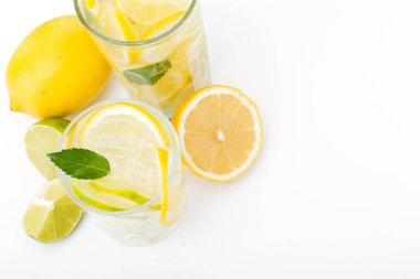 Limonlu, limonlu ve nane aromalı lezzetli limonata. en üstteki görünüm