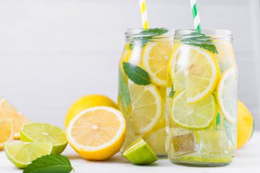 Limonlu, limonlu ve nane aromalı lezzetli limonata.