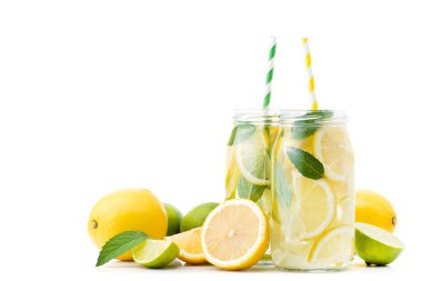 Limonlu, limonlu ve nane arkaplanlı taze limonata şişesi. Serinletici içecek.