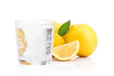 Beyaz arka planda izole edilmiş cam içinde taze limon suyu. Serinletici içecek.