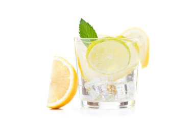 Beyaz arka planda izole edilmiş cam içinde taze limon suyu. Serinletici içecek.