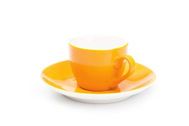 Beyaz arkaplanda izole edilmiş boş sarı kahve fincanı