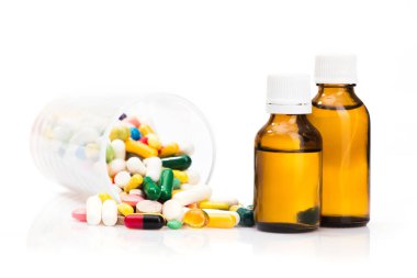 Beyaz arka planda izole edilmiş ilaç ve vitamin konsepti