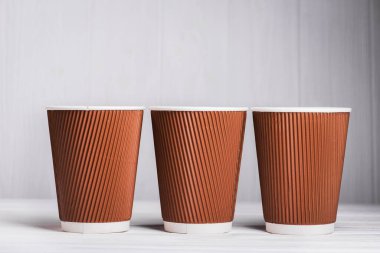 Kağıt kahve fincanları beyaz ahşap masada, paket içecek kabı