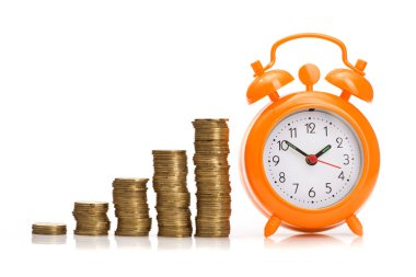 Beyaz arka planda izole edilmiş altın sikke ve turuncu alarm saati yığını. para ve zaman kavramı