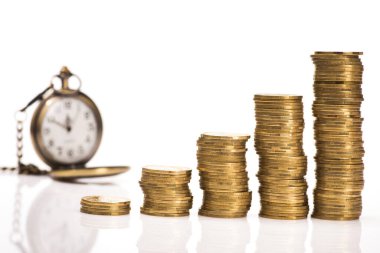 Beyaz arka planda izole edilmiş altın para ve kronometre yığını. finans zaman kavramı