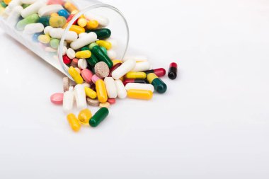 Beyaz arka planda ilaç ve vitamin kavramı