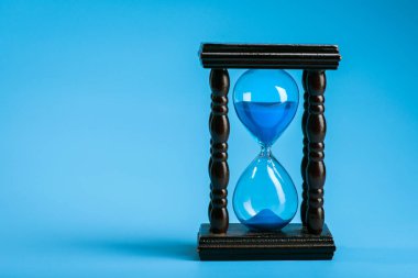 Kum saatini mavi arkaplanda kapat