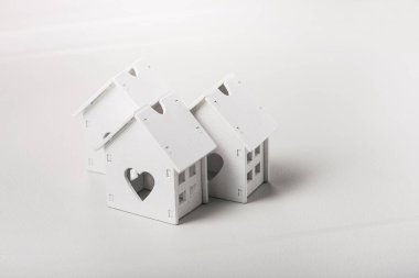 Kalp sembollü beyaz saray modeli ikonu. Mimarlık konsepti. ev tasarımı