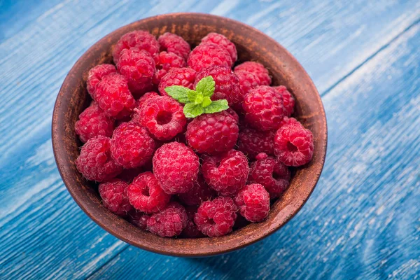 Dulce Postre Rojo Frambuesa Sobre Fondo Rústico Azul — Foto de Stock