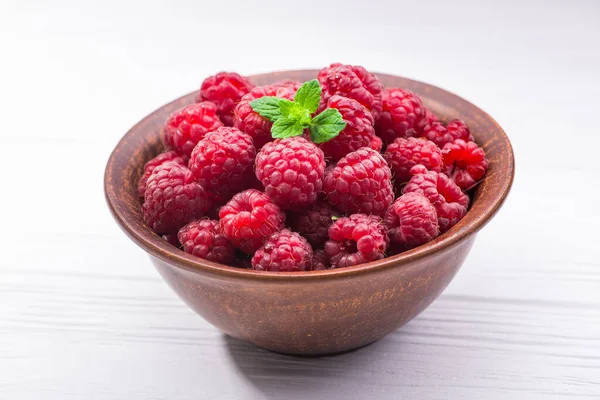 Frambuesa Roja Fresca Tazón Sobre Mesa Madera — Foto de Stock