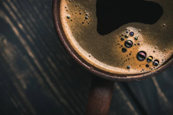 热咖啡杯放在木制桌子上 古董杯 — 图库照片
