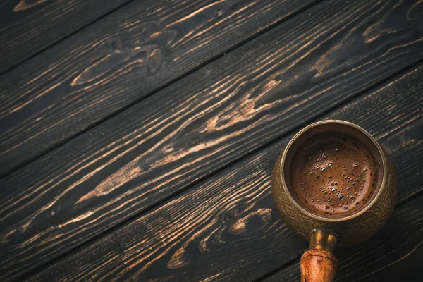 木制桌子上的热土耳其咖啡壶 香气饮料 — 图库照片