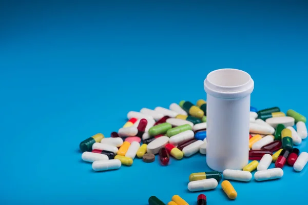 Farmaceutické Pilulky Tablety Modrém Pozadí — Stock fotografie