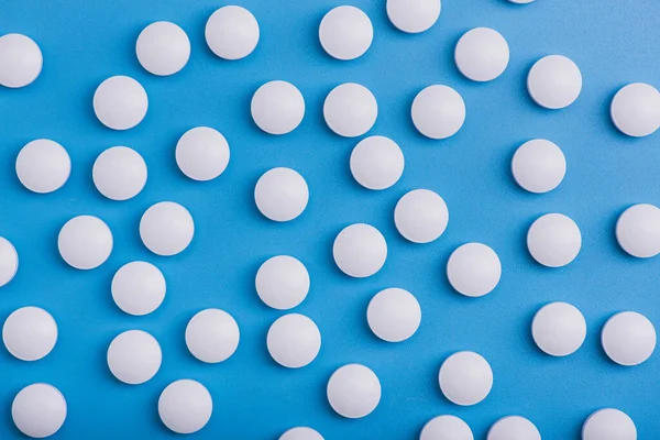 Białe Tabletki Medyczne Niebieskim Tle — Zdjęcie stockowe