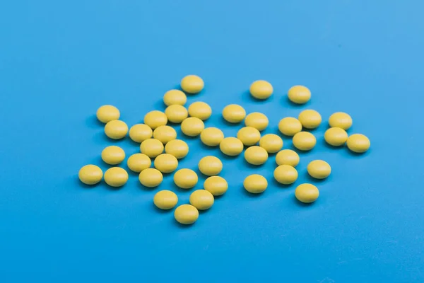 Yellow Medical Pills Blue Background Medicine Concept — Stock Photo, Image