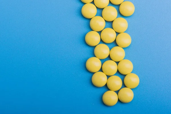 Mavi Arka Planda Sarı Tıbbi Haplar Tıp Konsepti — Stok fotoğraf