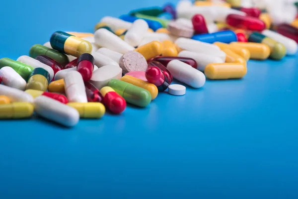 Цветные Таблетки Медицинская Капсула Синем Фоне — стоковое фото